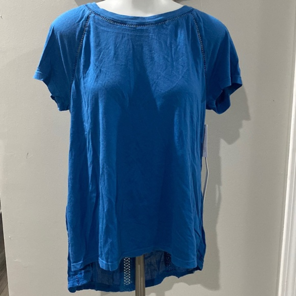 NWT! Calson Blue Top with Detailed Back‎